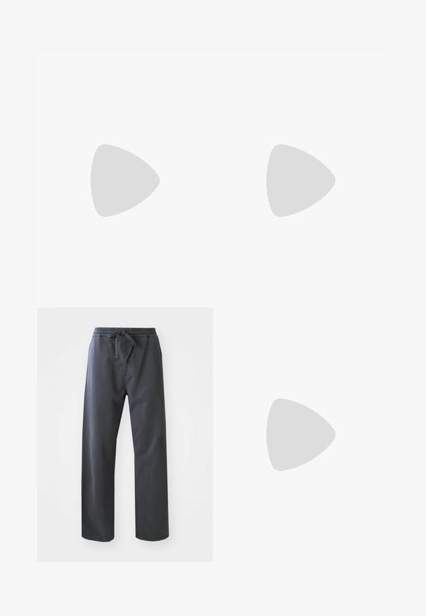 Hellblaues Poloshirt aus Baumwollmischung mit Reißverschlusskragen, kurzen Ärmeln und glatter Textur. Schlichtes Design ohne Muster.; Schwarze, elastische Hose mit einem Gummizug und Kordelzug, mit geradem Bein und glatter Textur. Keine sichtbaren Taschen oder Muster.; Helle beige Sneaker mit einem Obermaterial aus Mesh, schwarzem Logo und strukturiertem Sohle. Akzentuiert mit einem geometrischen Muster auf der Zwischensohle.; Schwarze rechteckige Sonnenbrille mit dunklen Gläsern, breitem Rahmen und schlanken schwarzen Bügeln. Verfügt über ein Logo an den Schläfen. Glatte Textur.