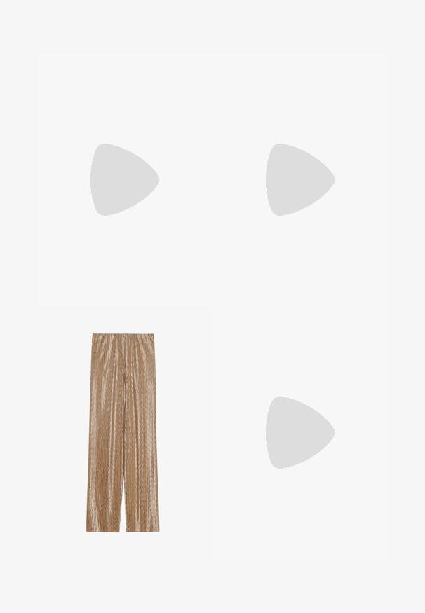 Beige svetřík s krátkým rukávem ve tvaru V, vyrobený z jemného pleteného materiálu, s límečkem a uvolněným střihem.; Světlohnědé skladované kalhoty vyrobené z lesklé tkaniny, s texturovaným zigzag vzorem a elastickým pasem pro pohodlí.; Zlatý metalický lodičkový bot s špičatou špičkou, kotníkovým páskem se zakulaceným zapínáním a designem masivního podpatku. Hladká textura.; Tmavě hnědá kožená psaníčko s nabíranými detaily a centrálním stříbrným logovým uzávěrem, doplněné tenkým nastavitelným ramenním popruhem.