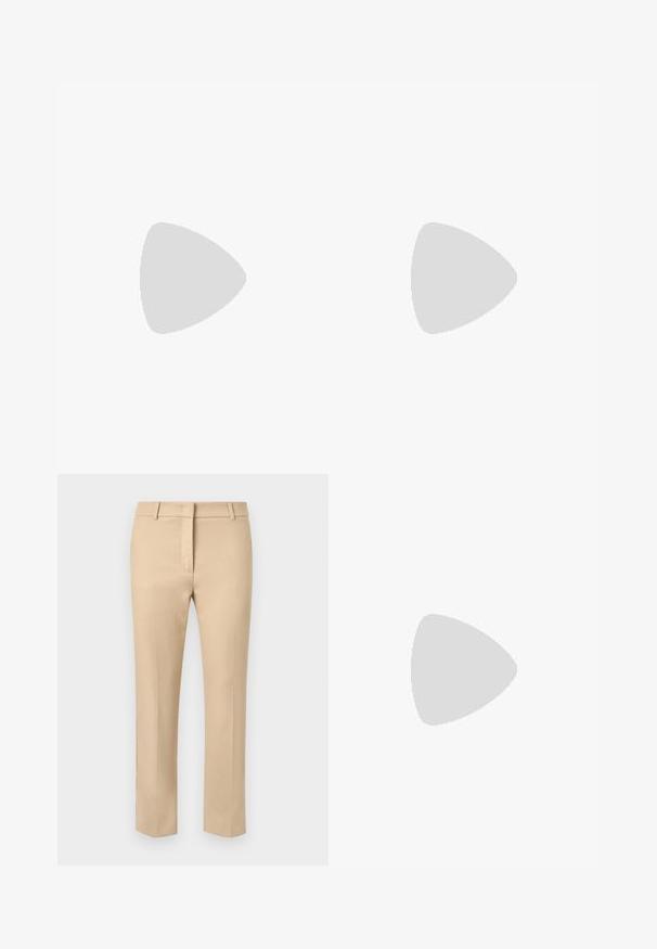 T-shirt blanc à manches courtes en coton doux et extensible. Dispose d'un col rond et d'une texture lisse et unie sans motifs visibles.; Pantalons beiges ajustés avec une taille plate, des passants de ceinture et une texture lisse. Design à jambe droite avec des détails de couture minimaux.; Botte de cheville en cuir noir avec des œillets en argent, bout pointu et talon bloc. Design épuré avec une texture lisse.; Loeffler Randall PLEATED FRAME WITH BOW - Pochette - gold-coloured