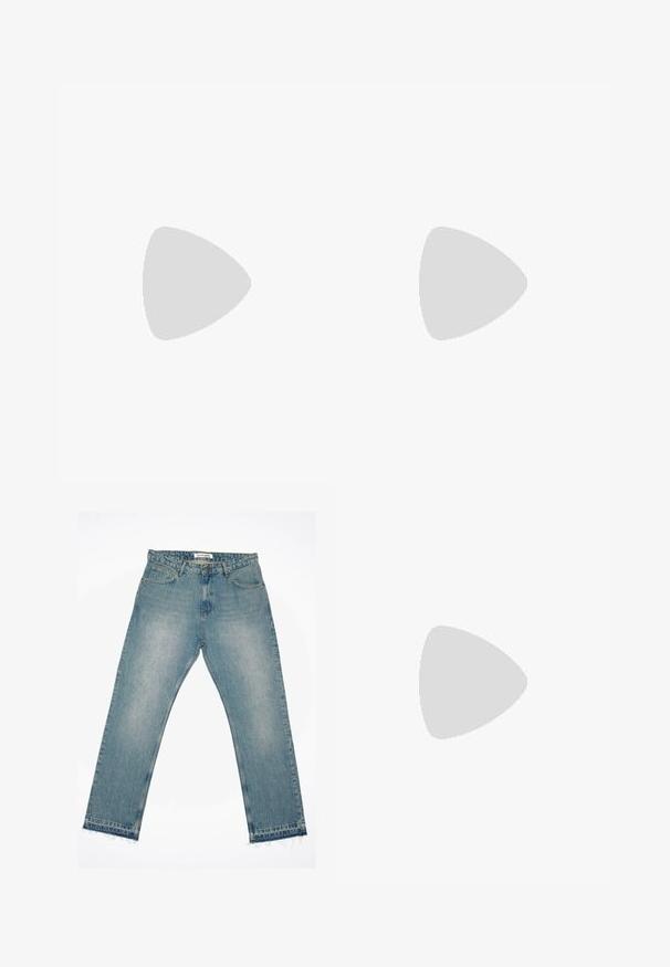 T-shirt nera a maniche corte con la scritta bianca "No Problemo" centrata sul davanti su uno sfondo chiaro e semplice.; Jeans in denim azzurro chiaro con una vestibilità dritta, dotati di tasche frontali, chiusura con bottone e orli sfilacciati per un design casual.; Scarpe sportive nere con tessuto testurizzato e suole in gomma, dotate di lacci elastici e un accento blu sul tallone. Indossate con pantaloni in denim chiaro.; Borsa nera Nike con chiusura a zip, tessuto texturizzato, dettagli marroni e una tracolla rimovibile. Presenta un logo Nike in evidenza sulla parte anteriore.