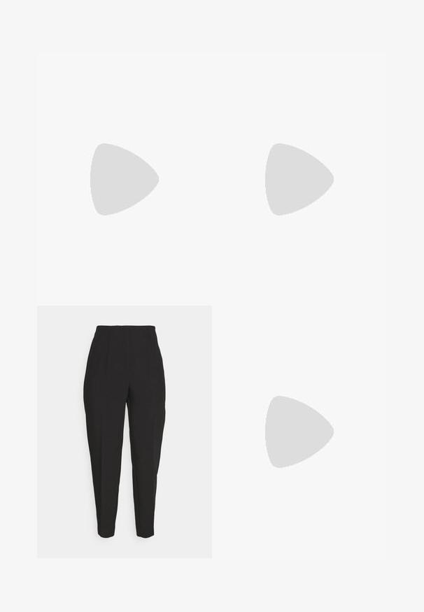 Zwart-witte gestreepte crop top met een ronde halslijn en korte, kapmouwen; gemaakt van zacht katoenmateriaal.; Zwarte op maat gemaakte broek met een hoge taille, voorplooien, taps toelopende pijpen en een gladde textuur. Gemaakt van een lichte stof, zonder zichtbare sluitingen.; Witte high-top canvas sneakers met een zwarte rubberen zool, een rubberen neuskap aan de voorkant en zes gaatjes voor veters, met een schone, minimalistische uitstraling.; Zwarte rechthoekige zonnebril met donkere lenzen en dikke matte monturen. De zijstukken zijn licht taps toelopend met een gladde textuur.