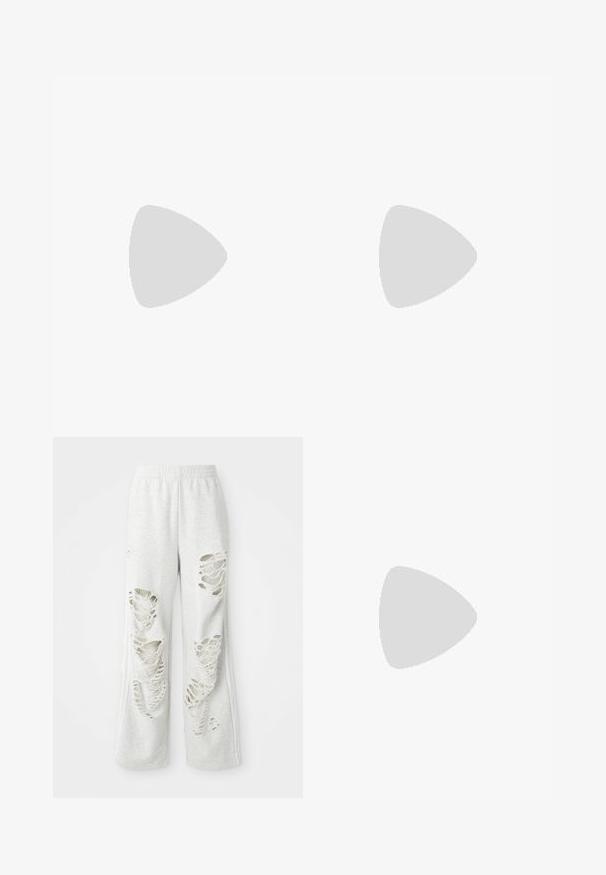 Krémové športové tričko s červenými akcentmi, s krátkymi rukávmi, kruhovým výstrihom, logom Liverpool FC a logom "AXA" na prednej strane.; Svetlo šedé tepláky s voľným strihom, ktoré majú viaceré poškodené záplaty, mäkkú textúru a elastický pás.; Čierne vysoké čižmy z umelého kože so lesklou krokodílovou textúrou, špicatou špičkou a štíhlým, uhlovým opätkom. Klasický dizajn a elegantný silueta.; Čierna kožená kabelka s oblúkovou rukoväťou, zdobená striebornými bodkami a so zapínaním na zips na jednej strane.