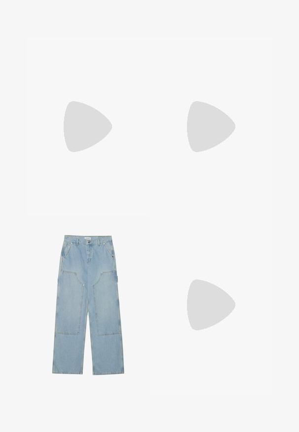 adidas Originals CROP - Polo - night brown/night red; Even&Odd Jean flare - light blue denim; Even&Odd Sandales à talons hauts - white; Boucles d'oreilles en argent avec un clou carré, présentant une finition lisse et polie ainsi qu'une forme en goutte d'eau, réfléchissant la lumière grâce à une surface brillante.