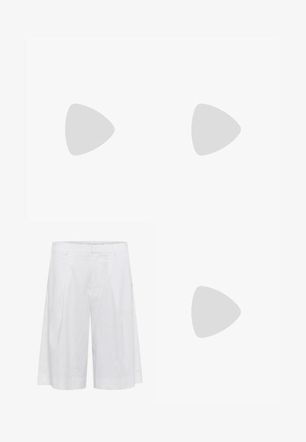 Top bianco a canotta realizzato in tessuto leggero. Presenta un collo arrotondato e ampie armature, con una texture liscia e un design minimale.; Pantaloni shorts bianchi in lino con una vestibilità ampia, caratterizzati da una gamba larga, pieghe frontali e una texture liscia per favorire la traspirabilità.; Sandali piatti con motivo in rettile in tonalità di beige e grigio, con design a ciabatta e una soletta nera liscia con etichetta "NEXT."; Occhiali da sole neri e angolari con lenti grigie; realizzati in plastica, con aste spesse dalla superficie liscia e senza hardware visibile.