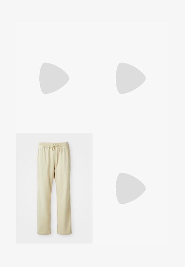 Crna majica s kratkim rukavima s malim bijelim grafikom fosila na prsima i narančastim natpisom "Texas Fossils" blizu donjeg lijevog dijela.; Svijetlosmeđi trenirci s pojasom i zavrzlom, sužavajućim nogavicama i mekom teksturom. Imaju diskretni logo brenda na donjem dijelu noge.; Crna kožna loaferica s resicama, koja ima čvrst crni potplat i žute šavove duž ruba. Teksturirana završna obrada.; Metalna lančana ogrlica s izduženim karikama u tamnoj boji gunmeta. Ima geometrijski akcent i kopču s oznakom brenda.