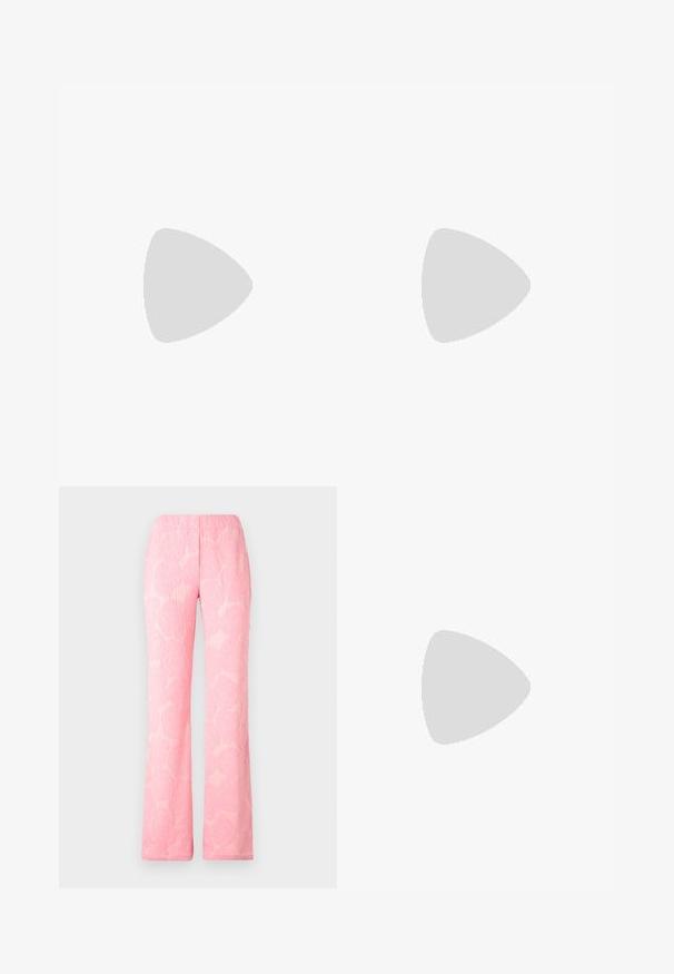 Jasnoróżowa koszulka z krótkim rękawem, wykonana z miękkiego materiału, z okrągłym dekoltem i prostym krojem. Styl minimalistyczny.; Różowe spodnie dresowe z teksturowanym kwiatowym wzorem, w luźnym kroju i elastycznym pasie. Miękka tkanina o lekko błyszczącym wykończeniu.; Czarne lakierowane czółenka na obcasie typu slingback z wąskim noskiem, z teksturowanym wzorem wężowym, regulowanym paskiem oraz krótkim, teksturowanym obcasem w kształcie słupka.; Czarna skórzana torebka o okrągłym kształcie, miękkiej fakturze i wiązanym uchwycie z akcentami w złotym odcieniu. Zamek błyskawiczny.