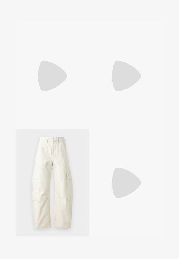 Svītrainā T-kreklā krēmkrāsā un tumši zila, ar īsām piedurknēm, ribota tekstūra, apaļa izgriezuma forma un neliels zils logo detalizējums pie apakšmala.; Bežīgas cargo bikses ar plašu piegriezumu, kurām ir vairāki kabatas ar uzlikām, rāvējslēdzēja aizdare un teksturēta apdare. Izgatavotas no izturīga kokvilnas materiāla.; Melnas plakanas slaidu sandales, kas izgatavotas no sintētiskā materiāla, ar platu siksniņu, kurai ir metālisks logotipa akcents un gluda, spīdīga apdare.; Brūns zamšs tote soma ar divām roktēm, pogu aizdari un brīvu, nedaudz izplūdušu formu.