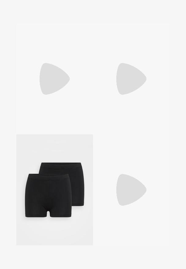 Camiseta de manga larga en suave tejido blanco. Presenta un escote ancho, dobladillo recto y una textura lisa sin adornos ni patrones visibles.; Shorts de algodón negro con una cinturilla elástica, que cuentan con una textura suave y un diseño simple y aerodinámico. El paquete incluye dos pares.; Zapatos de charol negro tipo slingback con punta afilada y tacón bajo. Correa ajustable con hebilla en el tobillo.; Bolso de mano con estampado de leopardo y una correa negra, con forma rectangular y textura suave. El bolso se sostiene junto a unos planos negros con tachuelas.