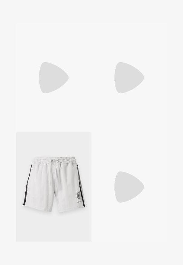 T-shirt en coton blanc à manches courtes, avec un logo graphique circulaire noir sur le devant. Design col rond, coupe décontractée.; Shorts en coton gris clair avec une taille élastique, cordon de serrage, rayures noires sur les côtés et un motif graphique sur le bas de la jambe gauche.; Stuart Weitzman BANKS - Chaussons - black; Lunettes de soleil noires avec un design courbé et élégant. Présentent des accents de lion dorés sur les côtés et une monture noire brillante.