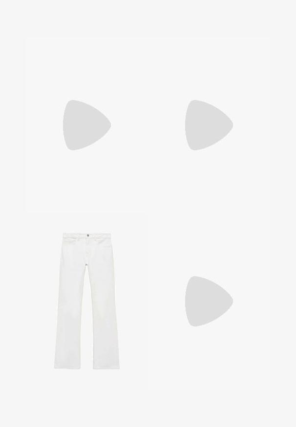 Marella DISTEL - Poloshirt - giallo; Witte flared jeans van een gladde katoenstof, met vijf zakken, een metalen knoopsluiting en riemlussen. De pijpen hebben een subtiele verfijning.; Beige slingback schoen met een zwarte neus, een vierkante hoge hak en twee bandaccenten, gemaakt van glad materiaal.; Roze leren handtas met een gestructureerde vorm, voorzien van een glanzende sluiting en een enkele verstelbare schouderband. Getextureerde afwerking met gouden hardware.