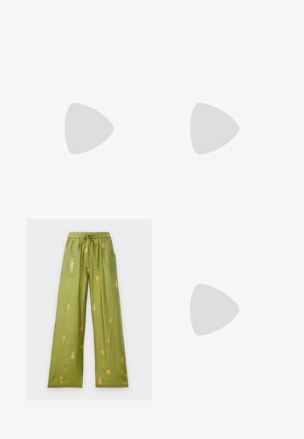 Balta trumpa rankovėmis marškinėliai su apvaliu iškirpimu, puošta dekoratyviu karoliukų apykakle. Pagaminta iš glotnios, minkštos medžiagos.; Plačiai kirpti alyvuogių žalios spalvos kelnės su elastingu juosmeniu ir raišteliu, papuoštos auksinėmis jūros kriauklių ir vijoklių raštais.; Bordo lakiotos odos baleto bateliai su apvalia nosimi, maža kaspinėlio akcentu priekyje ir žema juoda guma padanga. Lygi tekstūra.; Balta, stačiakampio formos rankinė pagaminta iš blizgaus medžiagos, su sidabriniu virvute. Modelis pozavo, demonstruodamas rankinę prieš paprastą foną.