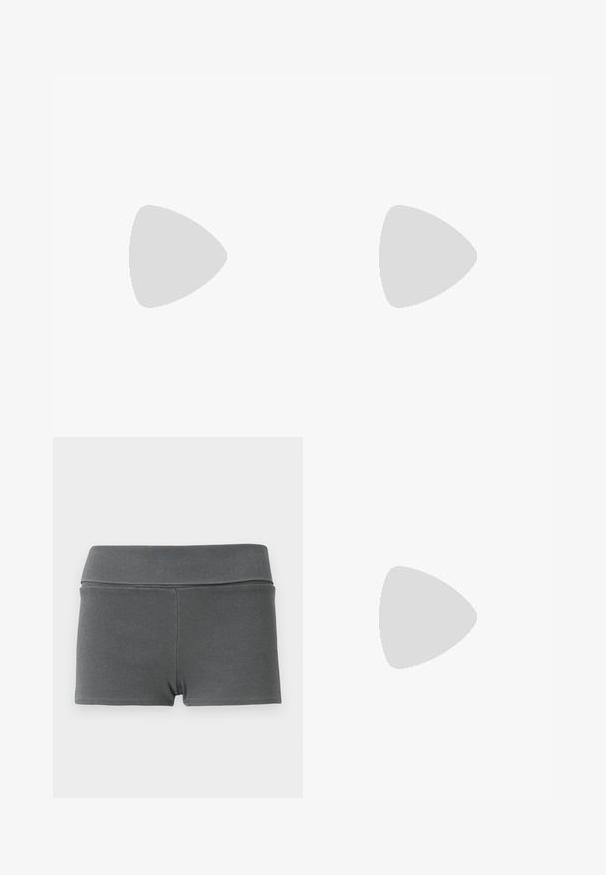 Różowa koszulka na ramiączkach z cienkimi paskami, z czarnym nadrukiem graficznym marki "Volcom" oraz różnymi wzorami, w tym czaszkami i kształtami.; Szorty z prążkowanej tkaniny w ciemnoszarym kolorze z szerokim pasem. Charakteryzują się dopasowanym krojem, gładką teksturą i brakiem widocznych elementów hardware'owych lub akcentów.; Czarne skórzane kozaki do kolan o szerokiej cholewce, z bocznym zamkiem błyskawicznym i akcentem w postaci klamry, o teksturowanym wykończeniu i masywnej gumowej podeszwie.; Czarne prostokątne okulary przeciwsłoneczne z gradientowym szkłem, z grubą oprawką i metalowymi detalami na zausznikach. Gładka tekstura na całej powierzchni.; Przezroczysta torba na zakupy z plastiku z dwiema przezroczystymi uchwytami, z dziewięcioma okrągłymi metalowymi akcentami ułożonymi w siatkę na przodzie.