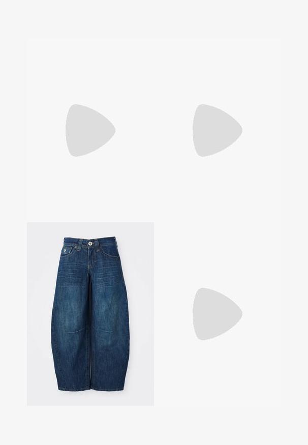 Zwarte oversized t-shirt van gladde stof, met een ronde hals, korte mouwen en een rechte zoom zonder versieringen.; Donkerblauwe wijde denim jeans met een knoop aan de voorkant, riemlussen en zichtbare stiksels op een witte achtergrond.; Zwarte gepatineerde leren slingback pump met een spitse neus, uitsparingen aan de zijkanten, een verstelbare enkelband en een dunne, slanke hak.; Zwarte stoffen handschoenen met een strak, lang ontwerp met een patroon van crèmekleurige halve manen. Glad oppervlak met goed passende vingertoppen.