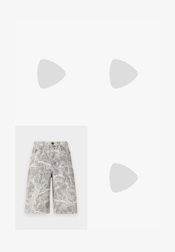Top in paillettes argento con scollatura a V profonda e spalline incrociate; presenta una superficie lucida e riflettente e un design in tessuto drappeggiato.; Shorts in denim a motivo camouflage in tonalità di grigio e beige, con un classico design a cinque tasche e chiusura con bottone in metallo.; Sandali wedge neri con un design a strappo intrecciato, caratterizzati da una superficie testurizzata e una comoda piattaforma. Nessun marchio o decorazioni visibili.; Borsa nera in finta pelle con un accento argento a forma di stella, manici doppi e una tracolla regolabile.