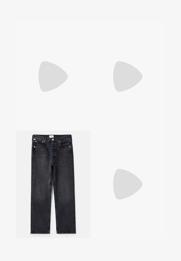 Ribaga T-särk lühikeste varrukatega, millel on must-valge ribastik, ümar kaelus ja väike punane logo vasakul rinnal.; Mustad denimit, sirge lõikega, viie taskuga, hõbedaste detailidega ja kergelt kulunud tekstuuriga. Klassikaline disain minimaalsete detailidega.; Must musta ankle boot terava nina ja turske ruudukujulise kontsaga. Sile tekstuur, sujuv disain ja minimaalne õmblus.; Teemantkuulidega rõngaskõrvakad, millel on kuldtooniline metallist lukustus. Kujundus sisaldab mitmeid siledaid, valgeid teemasid ringikujuliselt.