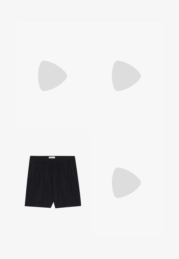 Set di cinque magliette a maniche lunghe: nere, bianche, grigie. Realizzate in cotone, con scolli rotondi e design semplici, senza decorazioni.; Shorts neri con vita elasticizzata e cordoncino, caratterizzati da una texture liscia e una vestibilità dritta, adatti per un abbigliamento casual.; Pantaloni a pieghe larghi a quadri marroni e blu abbinati a scarpe bianche con dettagli neri e suole testurizzate, posizionati su uno sfondo verde.; Borsa a tracolla in tessuto nero con chiusura a zip, caratterizzata da un logo Adidas bianco e una tracolla regolabile a righe per un facile trasporto.