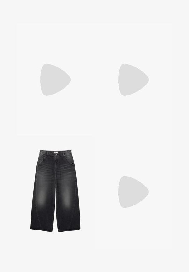 Zwarte mouwloze tanktop van katoen, met een geribbelde textuur, ronde halslijn en een klein zijlabel. Eenvoudig, aansluitend design.; PULL&BEAR MEGA BAGGY - Relaxed fit jeans - black; Zwarte leren veterlaarzen tot de enkel met een stevige, geprofileerde rubberen zool en gele stiksels rond het voetbed.; Zwarte rechthoekige zonnebril met gedurfde oranje glazen. Heeft een uniek brugontwerp en slanke armen, vervaardigd uit lichtgewicht materiaal.; Zwarte leren vingervrije handschoenen met een gestructureerde afwerking. Kenmerken zijn onder andere vier vingeropeningen, versterkte stiksels en een drukknoopsluiting.