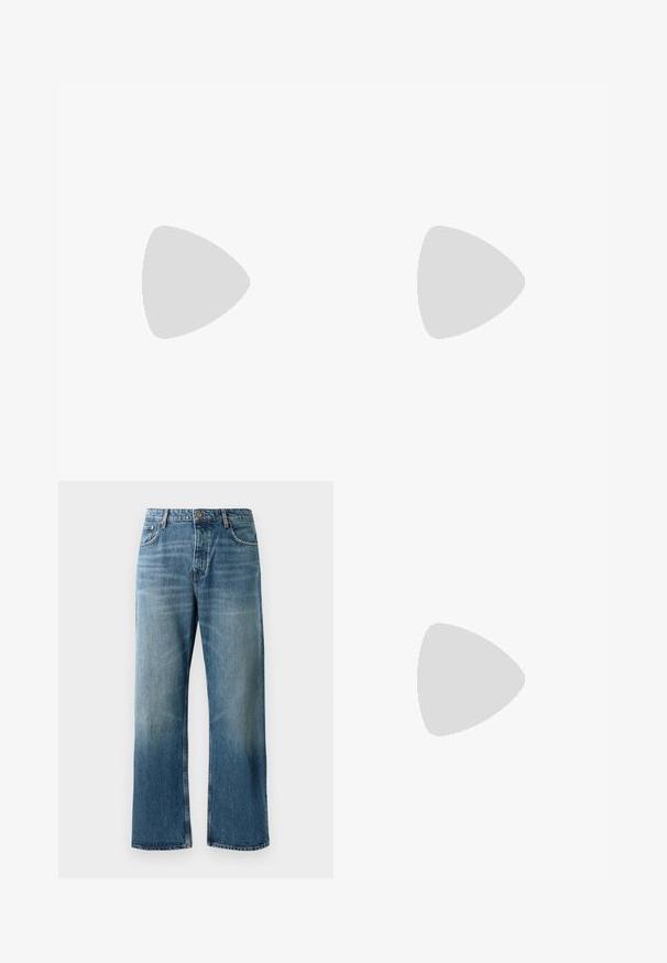 Mørkeblå t-skjorte laget av myk stoff, med rund hals og korte ermer, med en løs passform og ingen synlige mønstre eller detaljer.; Lyseblå vide jeans med en falmet vask, med en enkelt knaplukning, fem lommer og kontrastsyninger.; Brune suedè slip-on sko med lyseblå dekorativ brodering, lav profil og en beige gummisål med strukturet grep.; Brun lærveske med strukturert overflate, rektangulær form, brettlokk, justerbar stropp og metallisk låsedetalj.