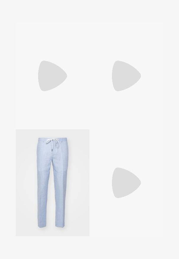 Mørkegrøn langærmet polo skjorte med krave og tre knapper, med lille broderet "MK" logo på brystet.; Lysblå linnedragter med lige pasform, udstyret med elastisk talje og en glat overflade. Ingen synlige lommer eller dekorative elementer.; Sort læder herre loafers med lav hæl og et klassisk penny strap design, vist i sideprofil på en hvid baggrund.; Sort læder crossbody taske med pebret tekstur, klaplukning, sølvlogo og justerbar rem. Kompakt rektangulær form.