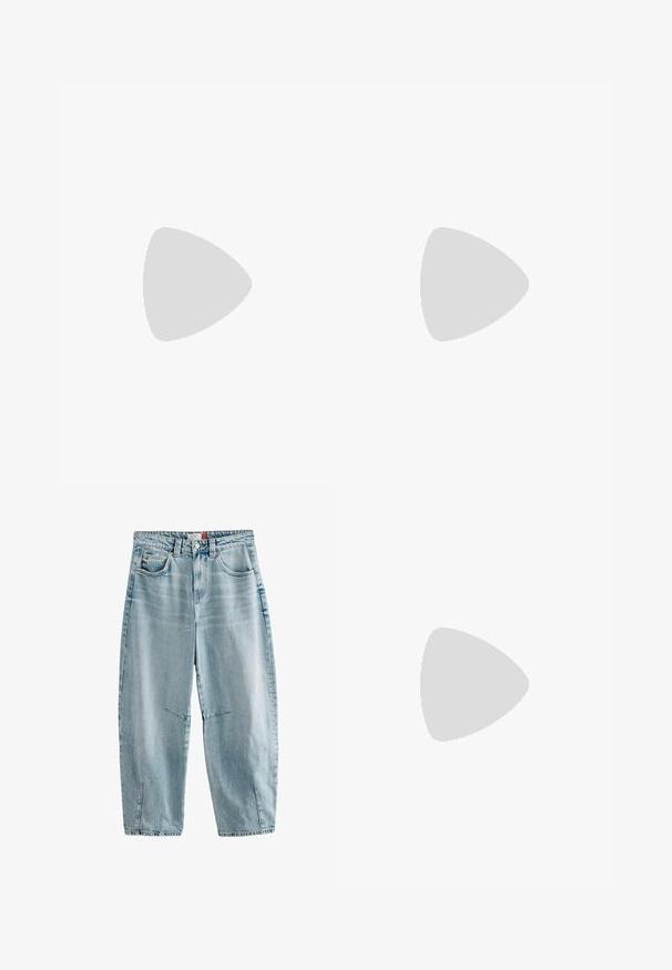 Top negru fără mâneci, cu bretele subțiri, realizat dintr-un material neted. Are o croială largă și două buzunare laterale pentru un plus de utilitate.; Jeans din denim de culoare bleu deschis, cu talie înaltă, croială lejeră, două buzunare frontale, decolorare subtilă și deschideri laterale la tiv.; Sandala flip-flop din cauciuc negru, cu un bretele texturat și o talpă simplă și plată, prezentată din lateral pe un fundal simplu și deschis.; Ochelari de soare din plastic negru cu lentile verzi, rame pătrate, accent argintiu pe sprânceană și brațe texturate. Marca este menționată pe brațul interior.