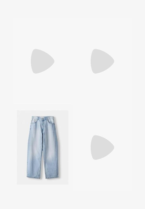 Witte katoenen T-shirt met korte mouwen, marineblauwe geribde ronde hals, en een rode grafische afbeelding op de borst met het woord "BEATS."; Lichtblauwe denim jeans, met een wijd uitlopende pijp, hoge taille, vijf zakken, ritsfly, en een licht vervaagde afwerking voor een versleten uitstraling.; Lichtbeige loafers met een spitse neus, glad materiaal, een band over de wreef en een lage bruine zool. Eenvoudig ontwerp met minimale accenten.; Zwarte zonnebril met een rechthoekige vorm, donkere lenzen, zilveren accenten bij de slapen en een matte afwerking op het montuur.