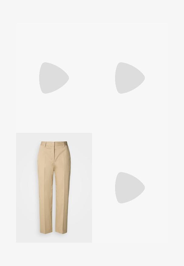 GANT SHIELD - T-shirt basic - caramel beige; Pantaloni beige a gamba dritta con passanti per cintura, piega frontale e chiusura nascosta, esposti su uno sfondo chiaro.; Stivali neri in pelle alti fino al ginocchio con un design elegante, dotati di una suola spessa e di una linguetta laterale per un indossamento facilitato. Cuciture decorative in evidenza.; Borsa in suede beige con forma triangolare arrotondata, una sola tracolla e un accento in metallo dorato sul davanti.