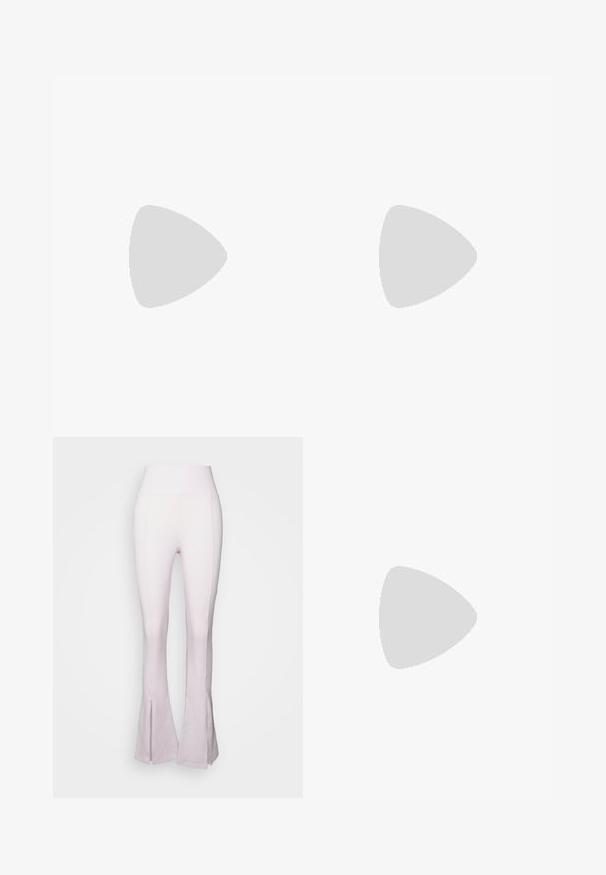 Top corto de manga larga gris con textura acanalada, que presenta un escote y acentos laterales en azul claro, y un logo bordado en el pecho.; Pantalones acampanados de color rosa claro con una cintura alta, que cuentan con una textura suave y una abertura en la parte inferior. Fabricados con un tejido elástico y ajustado.; Zapatilla de cuero negro con rayas blancas, puntera de goma, cordones negros y suela color crema. Textura suave con acabado brillante.; Bolso cruzado negro hecho de material sintético texturizado. Presenta un diseño de logo en relieve y correa ajustable. Cierre con cremallera.