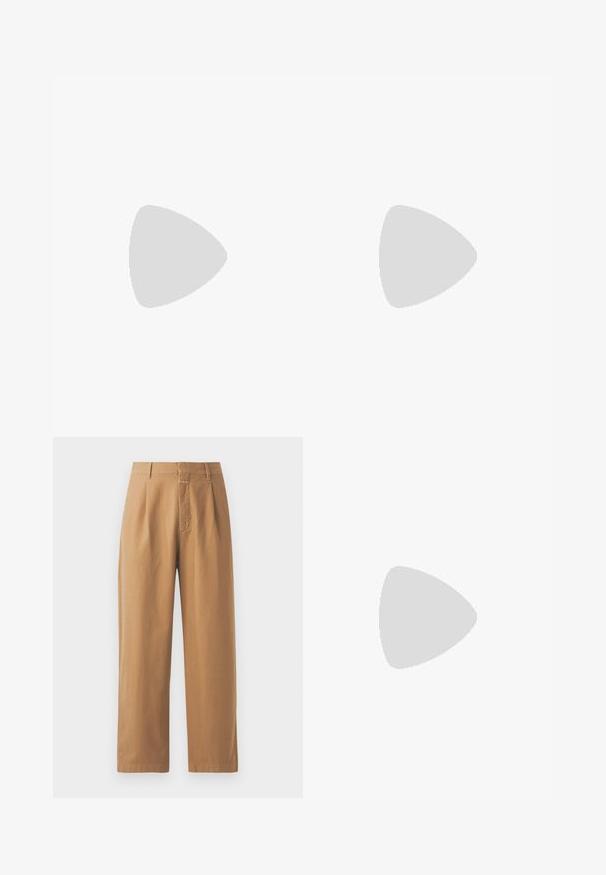 T-shirt de mangas curtas com corpo branco e mangas castanhas estampadas, apresentando um padrão repetido em preto. Logotipo detalhado no peito.; Calças largas castanhas feitas de um tecido suave. Têm uma cintura alta com pregas, passantes para cinto e um único bolso frontal.; Sapatilhas baixas em camurça azul-marinho com sola branca, atacadores azuis-marinho e o logótipo "Filling Pieces" em dourado na lateral.; Malote em couro preto com duas alças superiores, um bolso frontal e uma alça destacável, apresentando uma marcação discreta na parte inferior.