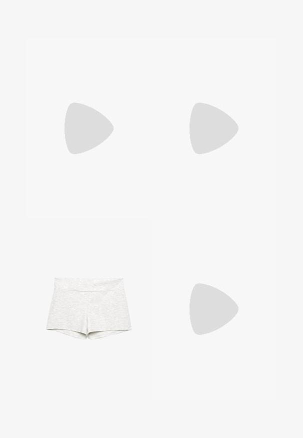 Zwarte off-shoulder top met lange mouwen, voorzien van een gelaagd ontwerp en een iets verkorte zoom. Gemaakt van geribbelde stof.; Lichtgrijze rekbare shorts met een brede tailleband, een gladde textuur en een eenvoudig ontwerp. Afgewerkte randen zonder zichtbare patronen of accenten.; Zwarte platform slide slipper gemaakt van glad synthetisch materiaal, met een open teen ontwerp en een afgeronde voorkant. Dikke, gevoerde zolen.; Rode leren schoudertas met een gebogen ontwerp, een gladde textuur en een ritssluiting. Het heeft een dunne hengsel om te dragen.