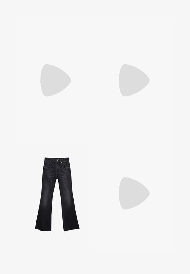 Valkoinen lyhythihainen polo-paita, jossa on veli pintatehoste, V-kaula-aukko ja kontrastiväri musta reunus kauluksessa. Normaali istuvuus ja sileä kangas.; Mustat leveälahkeiset farkut, joissa on hieman haalistunut pinta. Ominaisuuksiin kuuluvat etutaskut, vetoketjusuljenta ja näkyvät ompelu yksityiskohdat.; Musta liukusandaali, jossa on kaksi kultaisesta solkesta tehtyä korostusta, sileäpintainen materiaali, litteä pohja ja minimalistinen muotoilu.; Mustekko mustasta kiiltonahasta valmistettu käsilaukku, jossa on kaareva muoto, yksi olkahihna, etutaskut ja hopeanväriset yksityiskohdat.