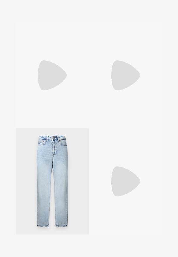 Witte katoenen t-shirt met dunne roze strepen, ronde halslijn en korte mouwen. Zachte textuur met een casual pasvorm en een label in de hals.; Lichtblauwe denimspijkerbroek met een rechte pasvorm, voorzien van een knoop- en ritssluiting, vijf zakken en een lichte vervaging aan de voor- en achterkant.; Zwarte teenflip-flop van glad leer, met een dunne band en een platte zool met een minimalistisch profiel. Geen opvallende patronen of accenten.; Olijf groen neplederen handtas met zilveren steraccent, dubbele handvatten en een ritssluiting. Gelaagd oppervlak en gestructureerde vorm.