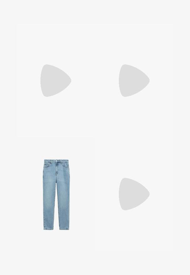 T-shirt nera a maniche corte realizzata in un tessuto morbido, con scollatura rotonda e vestibilità rilassata, abbinata a pantaloni chiari.; Jeans in denim blu chiaro con design a gamba dritta, cinque tasche e chiusura con bottone. Il tessuto ha una finitura morbida e strutturata.; Ballet flat trasparente e leggero con un design a motivo diamante. Texture liscia, punta arrotondata e tacco basso. Incolore con una leggera sfumatura blu.; Collana d'argento con gemme rotonde e trasparenti incastonate in un design circolare, alternate a dettagli metalliche decorative, texture liscia.