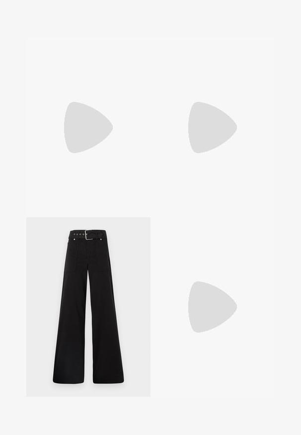 Czarna bawełniana koszulka z krótkim rękawem, okrągłym dekoltem i luźnym krojem. Brak widocznych wzorów lub elementów metalowych. Gładka faktura.; Czarne spodnie o szerokich nogawkach wykonane z bawełny, z wysokim stanem, dużymi bocznymi kieszeniami i paskiem w talii z akcentami w kolorze srebrnym.; Czarne skórzane szpilki z ostro zakończonym noskiem i masywnym kwadratowym obcasem. Gładka tekstura, prosty design, odpowiednie na formalne okazje.; Czarna skórzana torebka o trójkątnym kształcie, z cienkim paskiem i srebrnymi elementami. Posiada zamek błyskawiczny oraz wytłoczone logo z przodu.