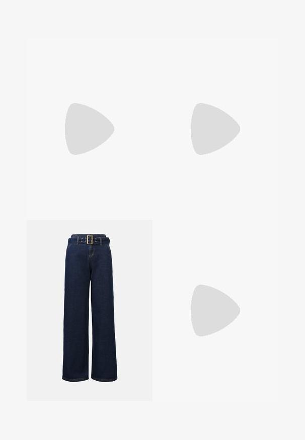 Blauw en witte lange mouwen wikkeltop met draaiende patronen, een V-halslijn en verzamelde mouwen voor textuur. Gemaakt van een zachte, rekbare stof.; Wijde denim jeans in donkerblauw, met een hoge taille, een bijpassende stoffen riem met een gouden gesp en versterkte stiksel details.; Witte strappy hoge hak sandaal met een platte tenenbasis, gestructureerde voorkant met geplooide accenten, en een slanke enkelband.; Gouden creolen met een textuur en onregelmatige vorm. Voorzien van een naadloze sluiting en een gepolijste afwerking, wat het moderne ontwerp benadrukt.
