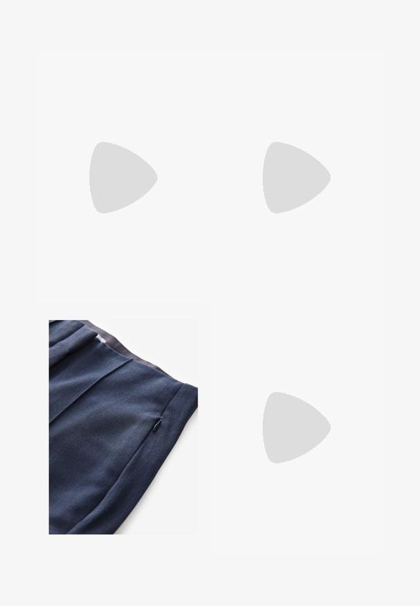 Čierny rolák vyrobený z elastickej látky. Má dlhé rukávy, priliehavý strih a hladkú textúru bez vzorov alebo ozdôb.; Námornícke modré nohavice s textúrovanou tkaninou, so bočnou vreckou na zips a skladaným detailom na páse.; Stradivarius BLOCK - Klasické členkové čižmy - dark red; Hnedé korytnačie slnečné okuliare s veľkými, štvorecovými šošovkami. Postupný hnedý odtieň, hladký plastový rám, zvýraznený malými kovovými nitmi.; Čierna kožená kabelka so štvorcovým vzorom a zlatými prvkami, okrúhlymi hornými uchami a odnímateľným ramenným popruhom. Hladký povrch s pevnou štruktúrou.