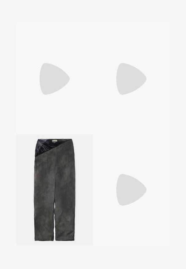 Brūna un balta svītrainā garā piedurkne krekls ar zaļu apkakli un "STIEGLITZ" logo zaļā izšuvumā uz krūtīm.; MIISTA EYRA TROUSERS - Auduma bikses - black; Melnas ādas šlipsveida kurpes ar norādītu purngalu, dekoratīvām joslām ar metāla acīm un zemu bloku papēdi. Teksturēta virsma.; Tumši zila sintētiskā ādas soma ar zelta toņa logo, ar rāvējslēdzēju un regulējamu plecu siksnu, ar gludu tekstūru un taisnstūra formu.
