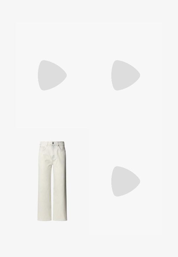 Hellblau gestreifter Tanktop mit gewelltem Spitzenbesatz am Kragen und an den Armausschnitten. Figurbetontes Design mit glatter Textur und ohne sichtbare Verschlüsse.; Helle, weit geschnittene Hose mit vertikalen Streifen aus Baumwollstoff. Verfügt über einen knöpfbaren Bund und Gürtelschlaufen.; Weiße High-Heel-Sandale mit einem klobigen Absatz, die über ein Riemchendesign und ein Knöchelband verfügt. Glatte Textur mit einer Plattform vorne für zusätzliche Höhe.; Braune Leder-Crossbody-Tasche mit geschwungener Form, goldfarbenen Beschlägen und einer Schnallenakzentuierung. Verfügt über einen abnehmbaren Schultergurt.