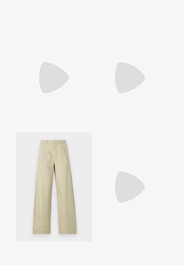Mörkgrå t-shirt med kort ärm och rund halsringning, tillverkad av slät tyg, med raglanärmar och en minimalistisk design.; Vidbenade byxor i ljusbeige bomull, med en platt framdel och veck, bältesöglor och uppvikta nederdelar. Slät textur och avslappnad design.; Platta sandaler i krämfärgad läder med tunna tvärband, ankelsnor med spänne, minimalistisk design och en kontrasterande svart sula.; Svart läderhandväska med en strukturerad design, som har en avskuren form, ett handtag upptill och guldiga detaljer. Justerbar axelrem ingår.