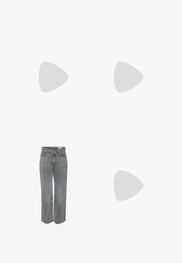 Helles blaues Langarmoberteil mit einer Spitzen-Halslinie in einem dreieckigen Muster und einer gerippten Textur. Enthält einen Schlüssellochverschluss im Rücken.; Graue Denim-Hosen im weit geschnittenen Stil mit einem Kordelzugbund, vorderen Taschen und dezentem Verblassen, sowie sichtbaren Nähten entlang der Säume.; Schwarze Ledersneaker mit weißen Streifen, Gummikappe, schwarzen Schnürsenkeln und einer cremefarbenen Sohle. Glatte Textur mit glänzender Oberfläche.; Schwarze Umhängetasche aus strukturiertem synthetischem Material. Verfügt über ein eingeprägtes Logodesign und einen verstellbaren Riemen. Mit Reißverschluss geschlossen.