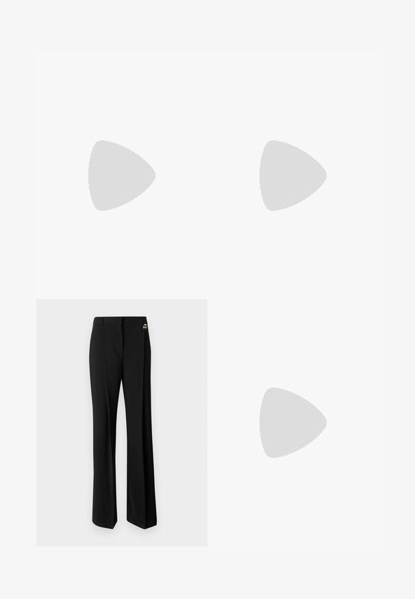 Balta trumpa medvilninė marškinėlių tipo palaidinė, su metaliniu auksiniu užrašu "ADVENTURE PINKO 'BURN READY'" kreivai išdėstyta. Trumpomis rankovėmis.; Juodos plačios kelnės, pagamintos iš lygaus audinio, su pritaikytu dizainu ir auksiniais akcentais ant juosmens.; Blizgus bordinio spalvos odinės, smailianosios nosies, mažo špillo slingback tipo bateliai su T-formos dirželiu ir sidabriniu užsegimu ant baltos fono.; Juodas odinis rankinės maišas su struktūrizuotu dizainu, dviem viršutinėmis rankenomis, auksinės spalvos sagtimi ir iškilniu prekės ženklu priekyje.