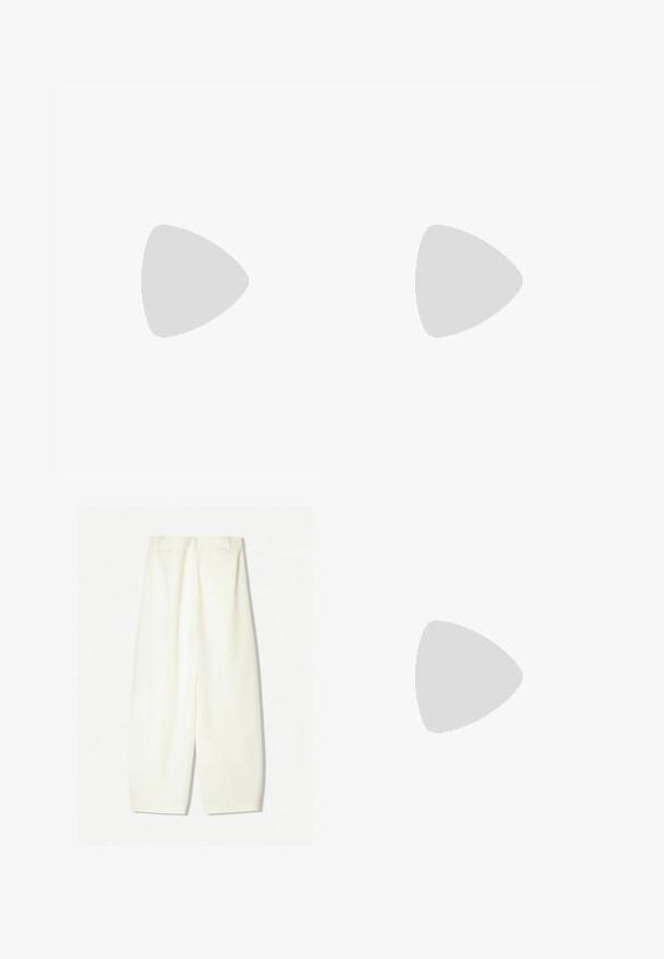 Langærmet off-white top lavet af blødt materiale med en afslappet pasform, der har en åben halsudskæring og dropped skuldersømme.; Bredde bukser i et blødt cremfabric, med en glat tekstur, forreste lommer og en afslappet pasform med en mid-rise talje.; Brune hælflip-flop sandal med en slank rem og rund tåpost, der har et lille guldaccent på fodsengen.; Hvid perlekæde med varierede former og størrelser, med en sølv toggle-lukning. Glat tekstur med skinnende finish.