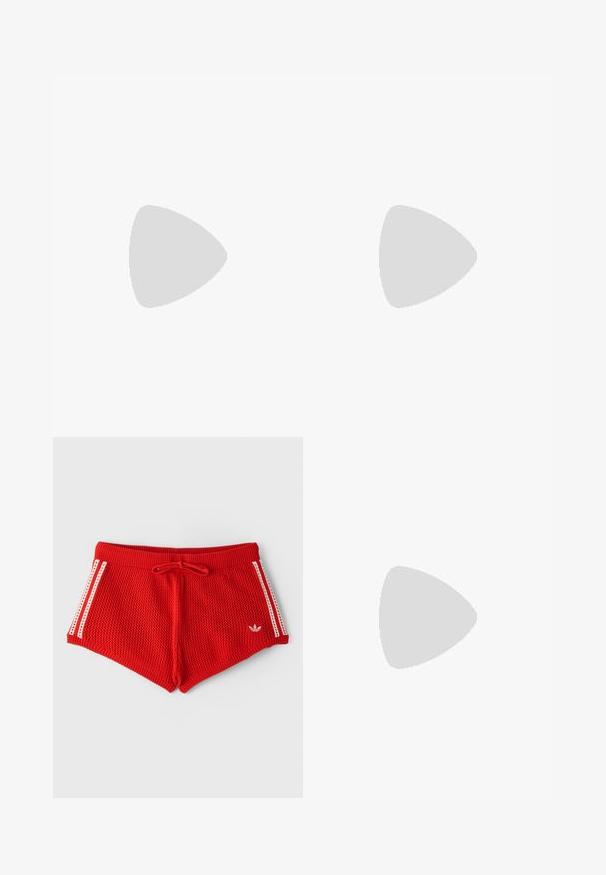 Abercrombie & Fitch HIGHNECK 4WAY CURVE HEM CAMI  - Top - brilliant white; Červené pletené šortky s rebrovaným pásom, sťahovacou šnúrkou a bielymi bočnými pruhmi. Predná ľavá strana má malé biele logo.; Semišové tenisky so šedým zvrškom, čiernymi pruhmi a gumovou podrážkou. Majú šnurovanie a zlatý logový detail na boku.; Perlový náhrdelník s lesklými bielymi perlami, s prívěskom vo forme strieborného bezpečnostného špendlíka zdobeného jasnými rhinestones. Uzáver na homárskou sponu.