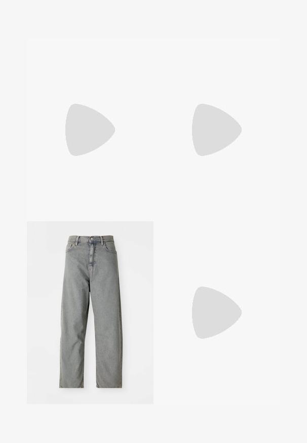 Stribet kortærmet T-shirt i beige og creme. Har en rund hals med en kontrasterende krave og et struktureret stofmønster.; Lys grå denim jeans med et lige ben-design, der har en frontknaplukning, fem lommer og subtilt slid.; Hvide sneakers med røde striber, tekstureret canvas-overdel, rund tå, flad gummisål, parret med løse, falmede blå denimbukser.; Brune gradient solbriller med en glansfuld olivengrøn plastikramme, en aflang form og tynde stænger med subtile hvide detaljer.