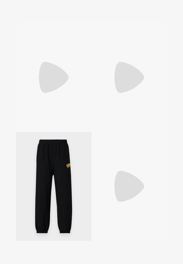 Hvit bomull t-skjorte med et stort rundt grafisk motiver med gul bakgrunn, palmer og "PAUL SMITH" i fet svarte bokstaver.; Svarte joggebukser laget av bomull, med elastisk midje og elastiske mansjetter, med et gult grafisk logo på høyre ben.; Hvite lærersneakers med en jevn overflate, rund tå, flate lisser og en teksturert såle. Har en subtil logo på hælen.; Vivienne Westwood CITY BUMBAG UNISEX - Rumpetaske - black