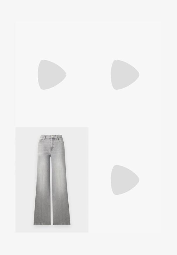 Top de gola alta de manga longa em creme claro, feito de um tecido liso e suave, com um design justo e sem padrões ou adornos visíveis.; Jeans de denim cinza de perna larga com um acabamento desbotado, bolso frontal e fecho de botão. Apresenta uma perna de corte reto e bainha clássica.; Bota de couro preta até ao joelho com bico apontado e salto alto robusto, apresentada em perfil lateral esquerdo sobre fundo branco.; Bolsa de couro preto com um design estruturado, alças superiores duplas, detalhe de fivela em tom dourado e logotipo da marca em relevo na frente.