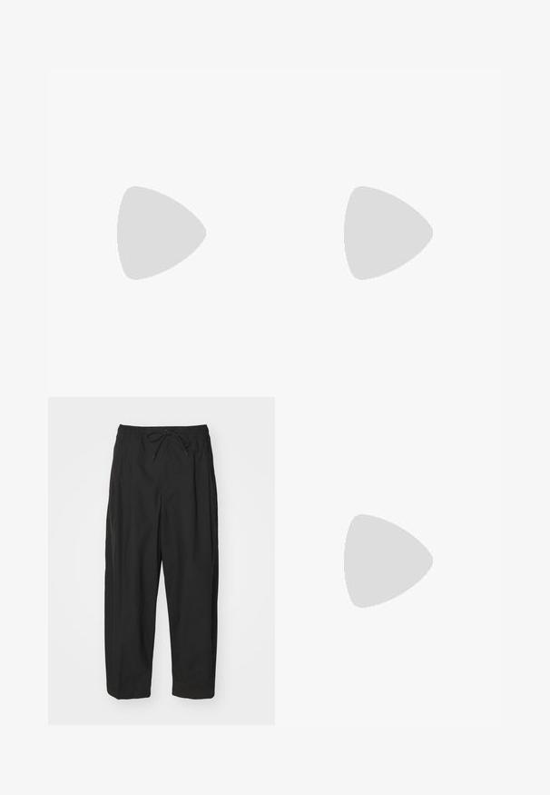 Fehér, rövid ujjú pamut póló, amelynek elülső részén jól látható rózsaszín "NB" logó található, piros csíkokkal, alatta pedig fekete "new balance" felirattal.; Fekete nadrág, elasztikus derékkal, zsinóros záródással és laza szabással. Simább anyagból készült, minimalista dizájnnal.; Fehér sportcipők texturált burkolattal, vastag talppal és szürke részletekkel. Fehér sportzoknival és zöld rövidnadrággal viselve, kék felületen.; Fekete nylon övtáska cipzáras záródással, nagy fehér Nike logóval. Simma textúra és ergonómikus kialakítás a kényelmes viselet érdekében.