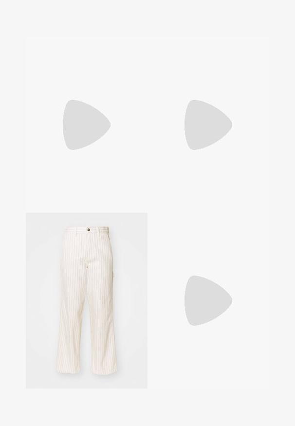 T-shirt cropped de cor creme com um decote alto, mangas curtas e um logotipo circular com "Dickies" em azul, vermelho e amarelo.; Calças de perna larga em tecido creme com finas riscas verticais vermelhas. Apresentam um fecho com botão e bolsos frontais, textura suave.; Ténis brancos com riscas pretas e detalhes em camurça bege. Apresentam uma sola de borracha texturizada e atacadores brancos lisos, usados com meias de tom claro.; Bolsa transversal de couro castanho com um formato curvado, ferragens douradas e um detalhe de fivela. Inclui uma alça de ombro destacável.