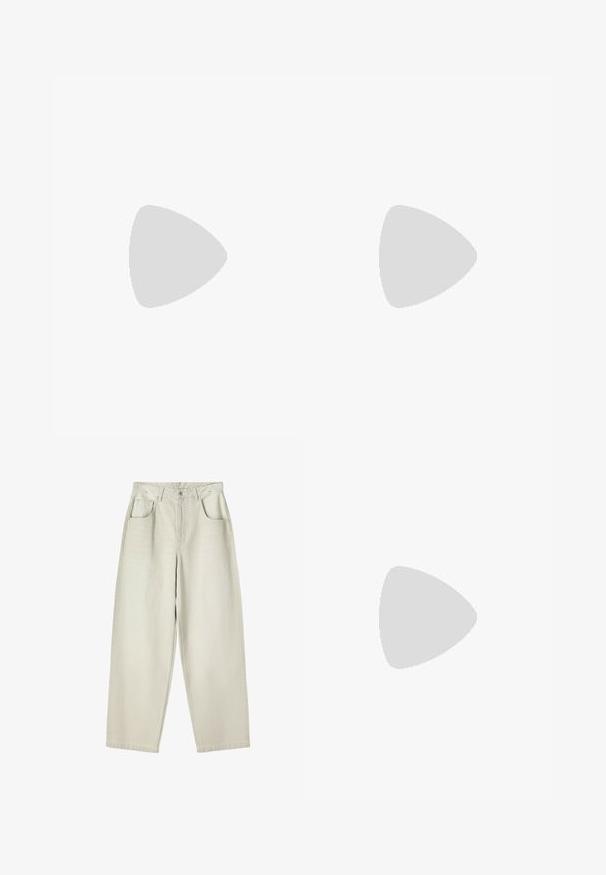 Schwarzes Baumwoll-T-Shirt mit einem grafischen Druck eines Formel-1-Autos, das lebendige blaue und pinke Akzente aufweist, sowie dem Text "BWT ALPINE FORMULA ONE TEAM".; Beige hochtaillierte gerade Jeans mit vorderem Knopf, Reißverschluss, zwei Vordertaschen und Gürtelschlaufen, flach auf einem weißen Hintergrund ausgelegt.; Gelbe Sneaker mit Obermaterial aus Wildleder und Synthetik, durchbrochenen Akzenten, gepolsterter Sohle und sichtbarem Luftpolster im Absatz.; Schwarze rechteckige Sonnenbrillen mit dunklen Gläsern. Dicke Kunststofffassung mit glatter Oberfläche, die eine dezente Markenkennung an der Seite aufweist.