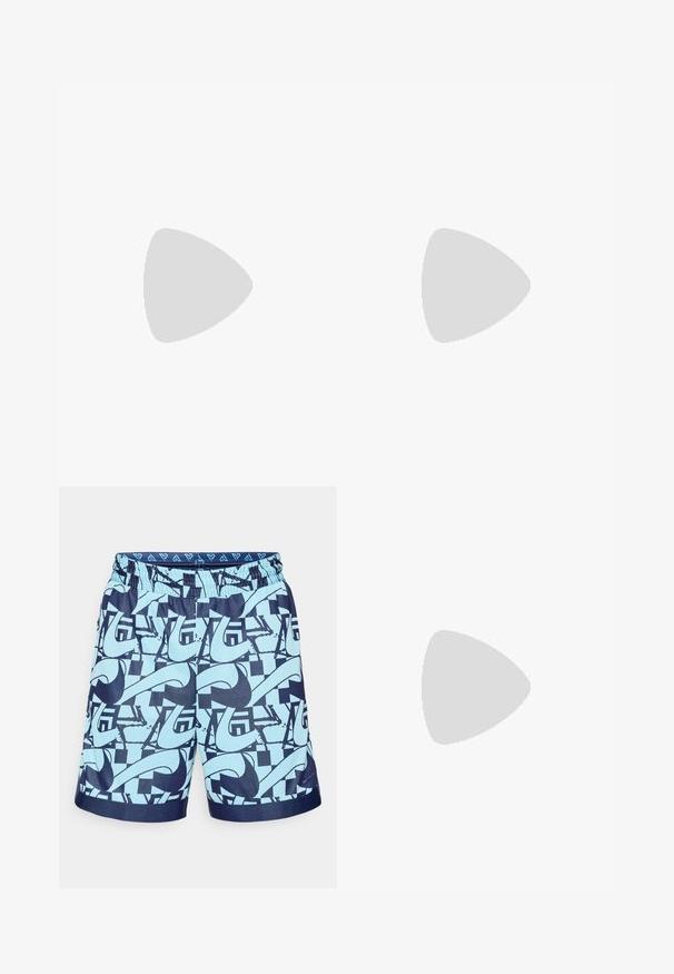 Ärmelloses Sporttanktop aus Netzstoff in rot-weißer Farbgestaltung, mit dynamischen geometrischen Mustern und einem Nike-Logo auf der Brust.; Blaue und marinefarbene Badeshorts mit einem grafischen Druck, der abstrakte Formen und Muster zeigt. Elastischer Bund mit glatter Textur und Logodetail.; Weißer Sportschuh mit grünem Akzent, schwarzem Logo, oberer Schicht aus Netzmaterial, gepolsterter Sohle und abgerundetem Absatz. Verfügt über Schnürsenkel und kontrastierende Details.; Schwarze Sonnenbrille mit matter Oberfläche, rechteckigen Gläsern, leichtem Bogen an den Schläfen, dezentem Logo-Detail und rauchgetönten Gläsern.