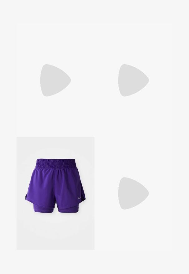 Turquoise gekleed crop top met een hoge hals en mouwloos ontwerp, gemaakt van een gladde, rekbare stof met minimale naden.; Paarse hardloopshorts met dubbele laag, voorzien van een elastische tailleband en een klein zilveren Nike swoosh op de onderkant van de linkerzoom.; Hardloopschoen met een lichtgewicht crèmekleurige bovenkant, blauwe branding en oranje accenten op de zool. Mesh textuur voor ademend vermogen.; Witte, omrande zonnebril met grote, gradient glazen die een tint van roze naar lichtoranje hebben, aangevuld met een blauwe neussteun en logo-details.